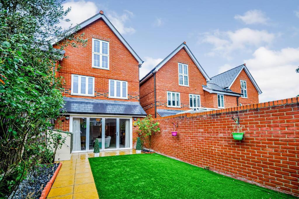 Entire House Sleeps 8 Near The River Thames Мейдънхед Екстериор снимка