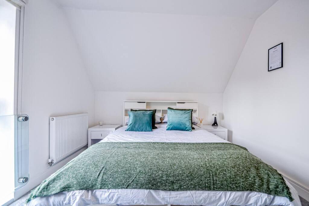 Entire House Sleeps 8 Near The River Thames Мейдънхед Екстериор снимка