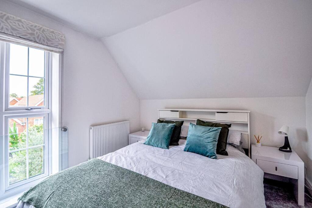 Entire House Sleeps 8 Near The River Thames Мейдънхед Екстериор снимка