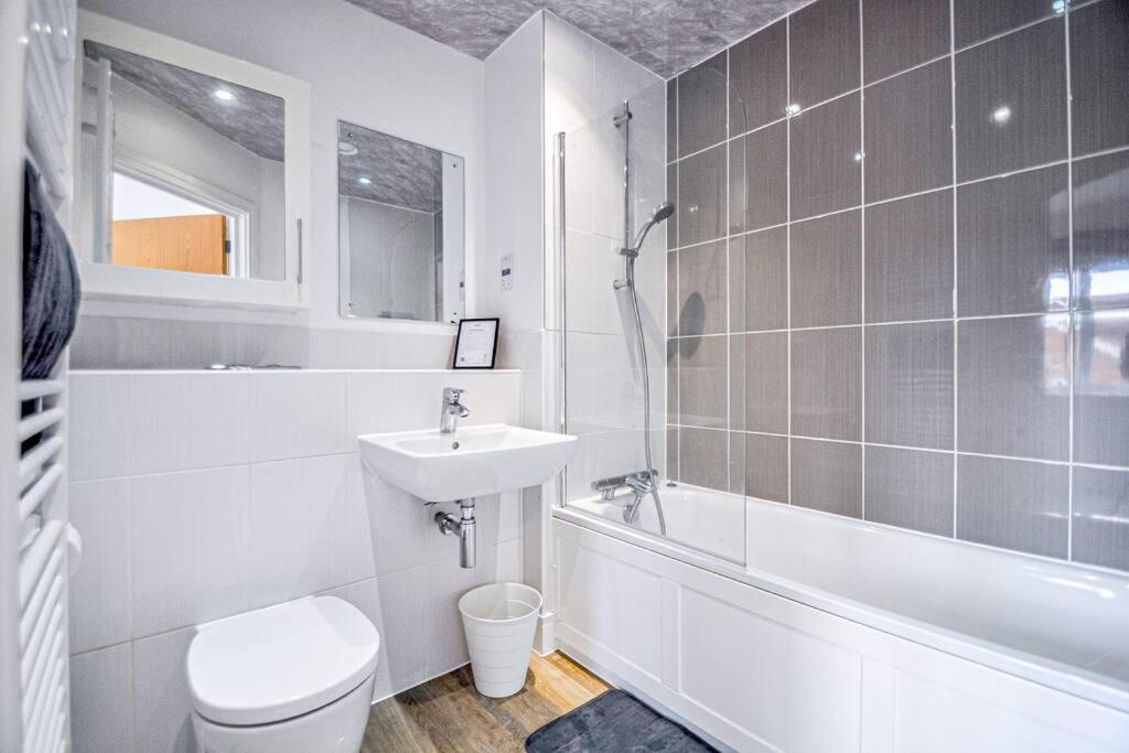 Entire House Sleeps 8 Near The River Thames Мейдънхед Екстериор снимка